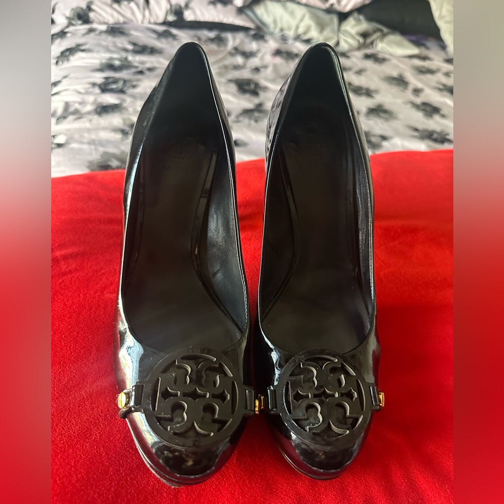 Tory Burch Glossy Black Heels with Logo Accent